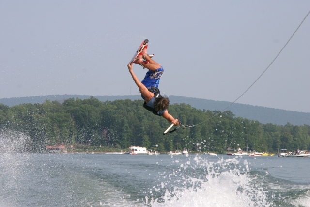  Wakeboarder subiendo alto.JPG 